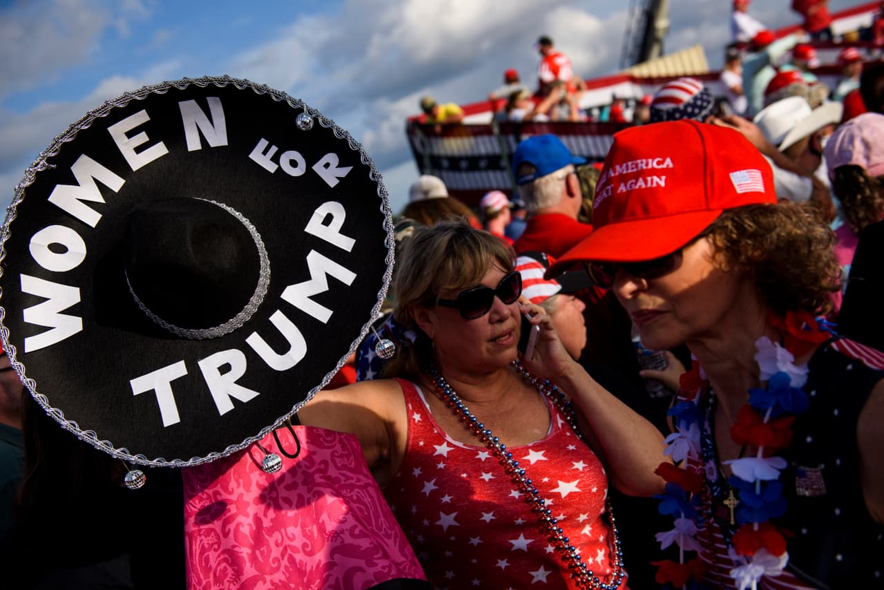 Una simpatizante sostenía un sombrero con el mensaje 'Mujeres por Trump'.