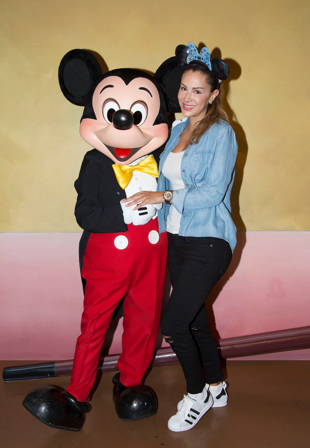 Ninel Conde en Disneyland con Mickey Mouse. ¡Qué divertido!