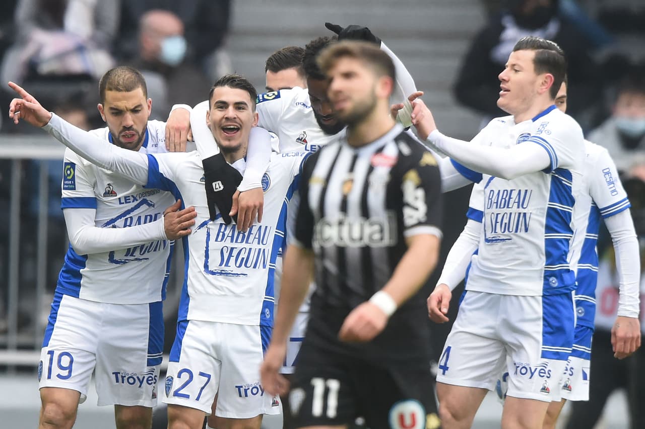 Angers derrotó 2-1 a Troyes.