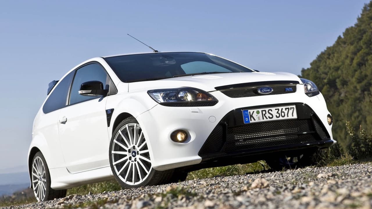O este 
<b>Ford Focus RS 2009</b>, que competía de tú a tú con autos como el Subaru WRX y el Mitsubishi EVO de la época.