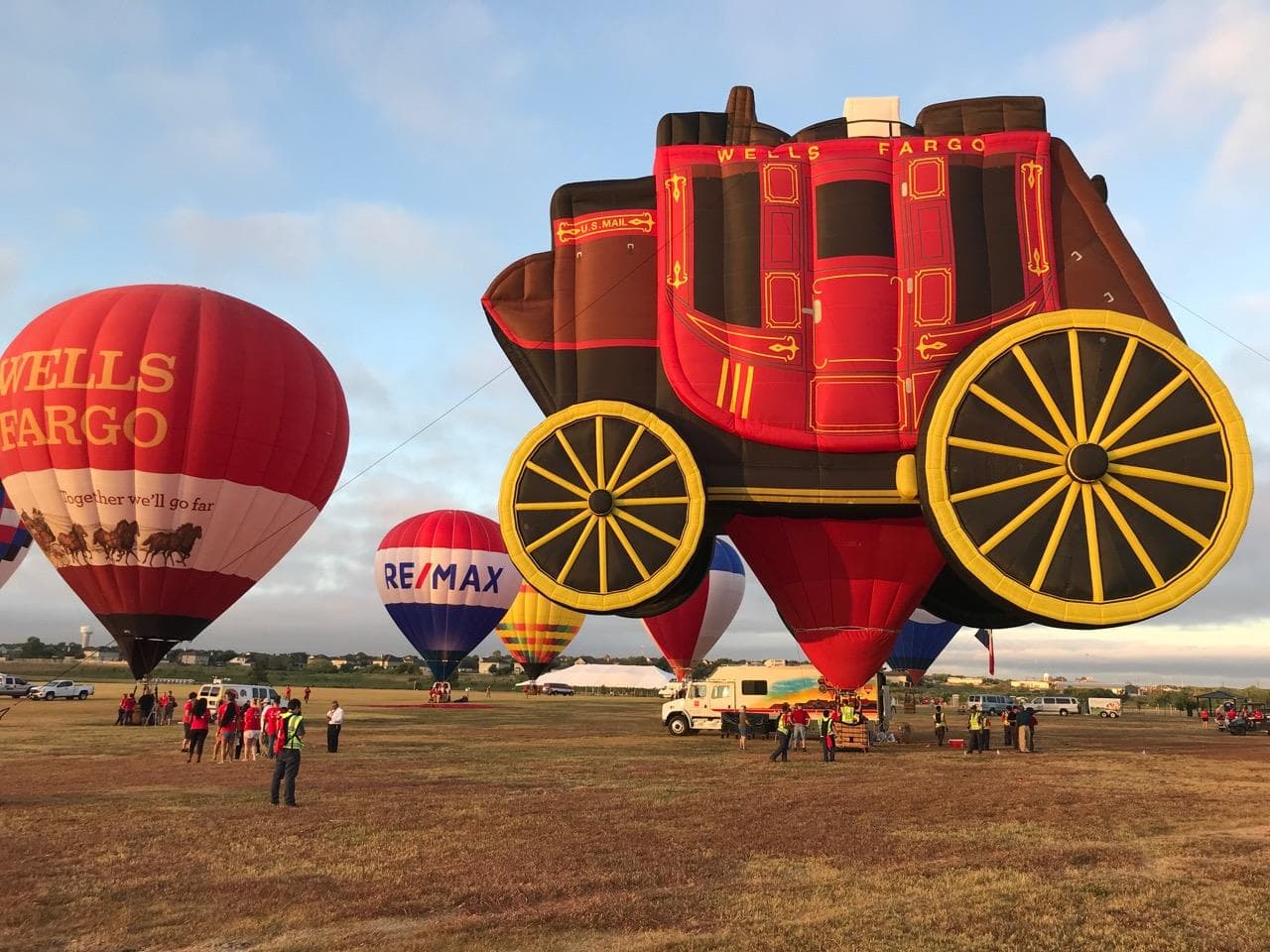 En 2018 cientos de persoans llegaron hasta Kyle para comer pasteles y disfrutar de los globos aerostáticos.