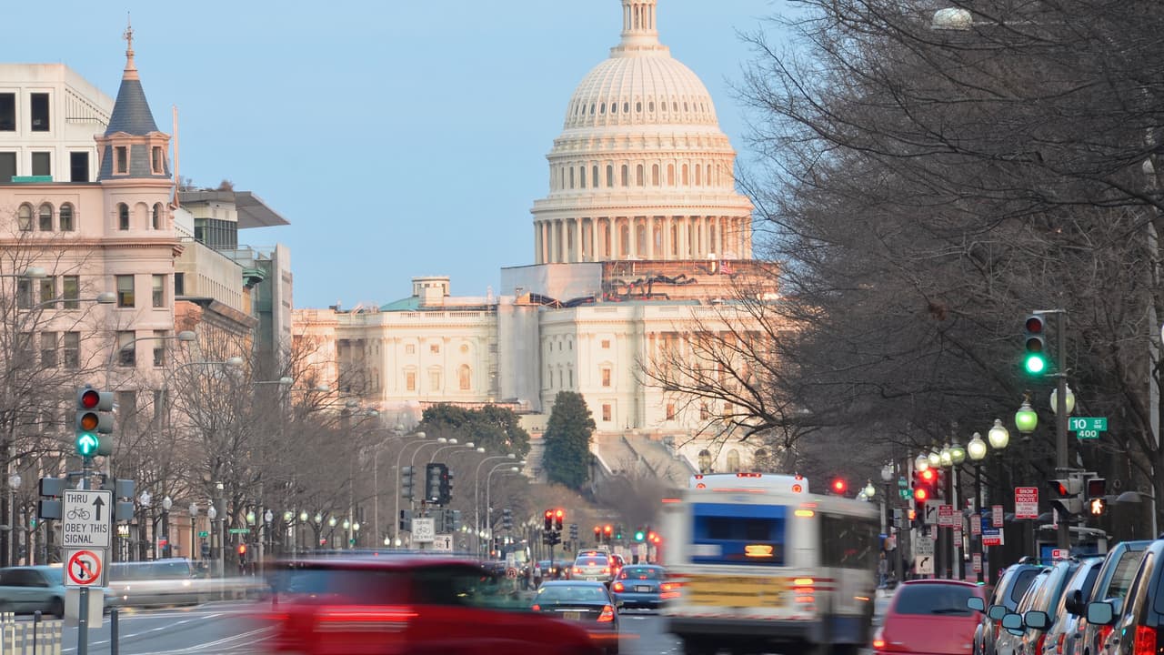 <h3 class="cms-h3-H3">6. Washington, D.C.</h3>
<br>Se habla mucho de todos los horrores que ocurren en la capital de la nación, pero no lo suficiente sobre su horrible tráfico. 
<b>Washington ocupa el puesto 18 entre las ciudades con el peor tráfico en todo el mundo</b>. Su trabajador promedio malgasta 
<b>63 horas</b> de su vida cada año en tráfico pesado, y su conductor promedio pasa el 11% de su tiempo detrás del volante en atascos vehiculares.