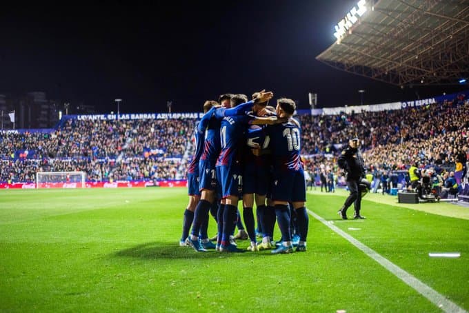 Aspas (12’) abrió el marcador y Martí (60’,70’) empató el encuentro y le dio la vuelta. Mayoral (91’) puso el 3-1 definitivo.