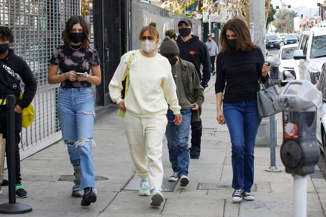 Fue captada en San Vicente Bungalows, en West Hollywood, junto con 
<b><a href="https://www.univision.com/famosos/jennifer-lopez-dos-hermanas-quienes-son" target="_blank">su hermana Lynda López</a></b>, su hija Lucie y su mánager Benny Medina. 
<br>