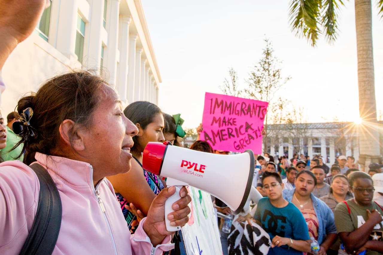 Lucía Quiej, una inmigrante indocumentada guatemalteca que cría sola a sus cinco hijos después de que su esposo fuera deportado, no faltó a la protesta: "Estoy marchando porque no queremos que la policía se involucre con 'la migra' para que ellos vean que nosotros aportamos y engrandecemos a este país. Nosotros trabajamos en el campo, en los jardines, en la construcción y queremos que Carlos Giménez cambie su manera de pensar", afirmó en referencia a la decisión del alcalde condado de Miami-Dade, al que pertenece Homestead de quitar una política que protegía a los indocumentados.