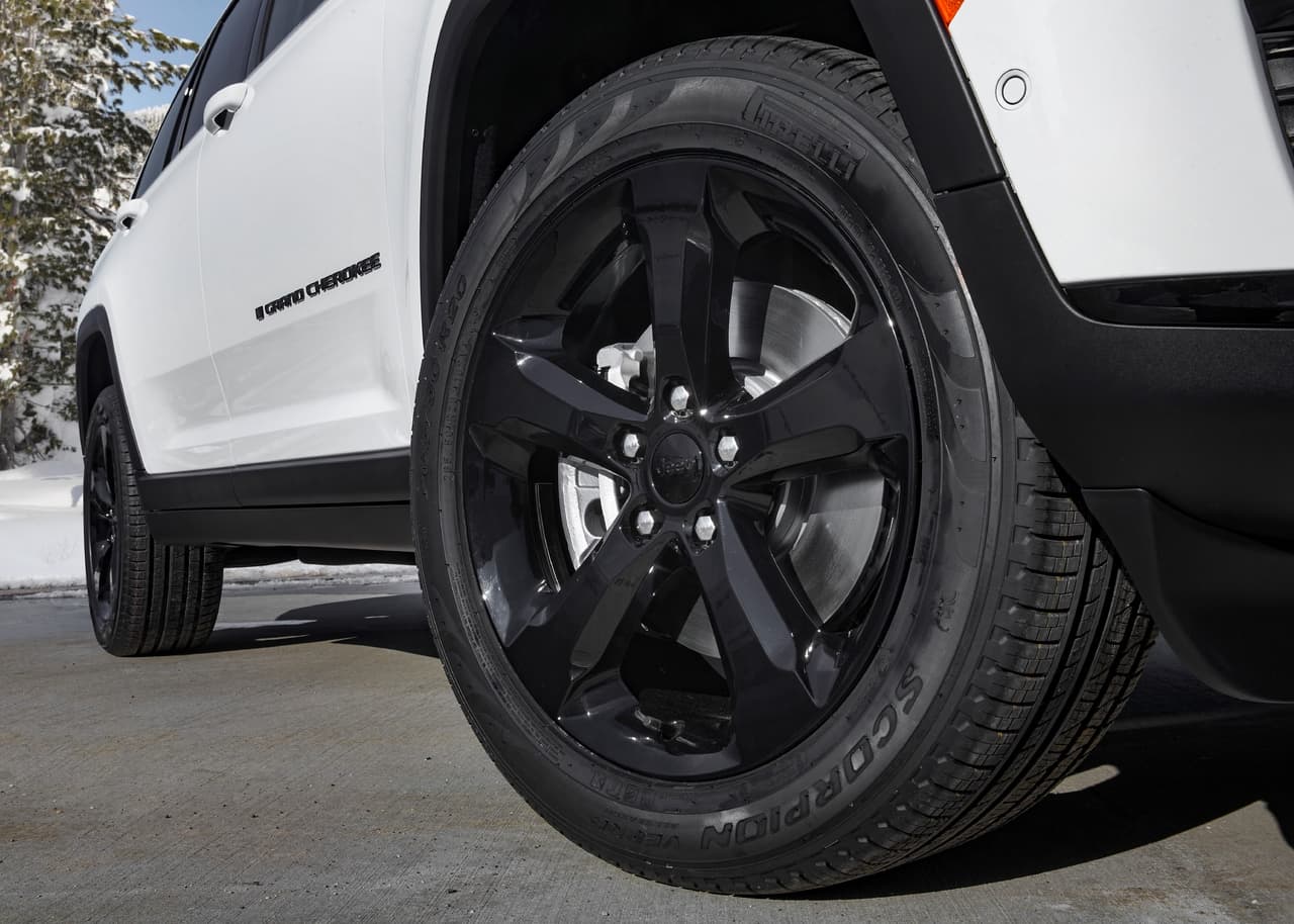 The new 2022 Jeep® Grand Cherokee L Limited Black Package adds 20-inch Gloss Black aluminum wheels, Gloss Black accents and badging, roof rails and a unique seven-slot grille to the already well-equipped Limited model.