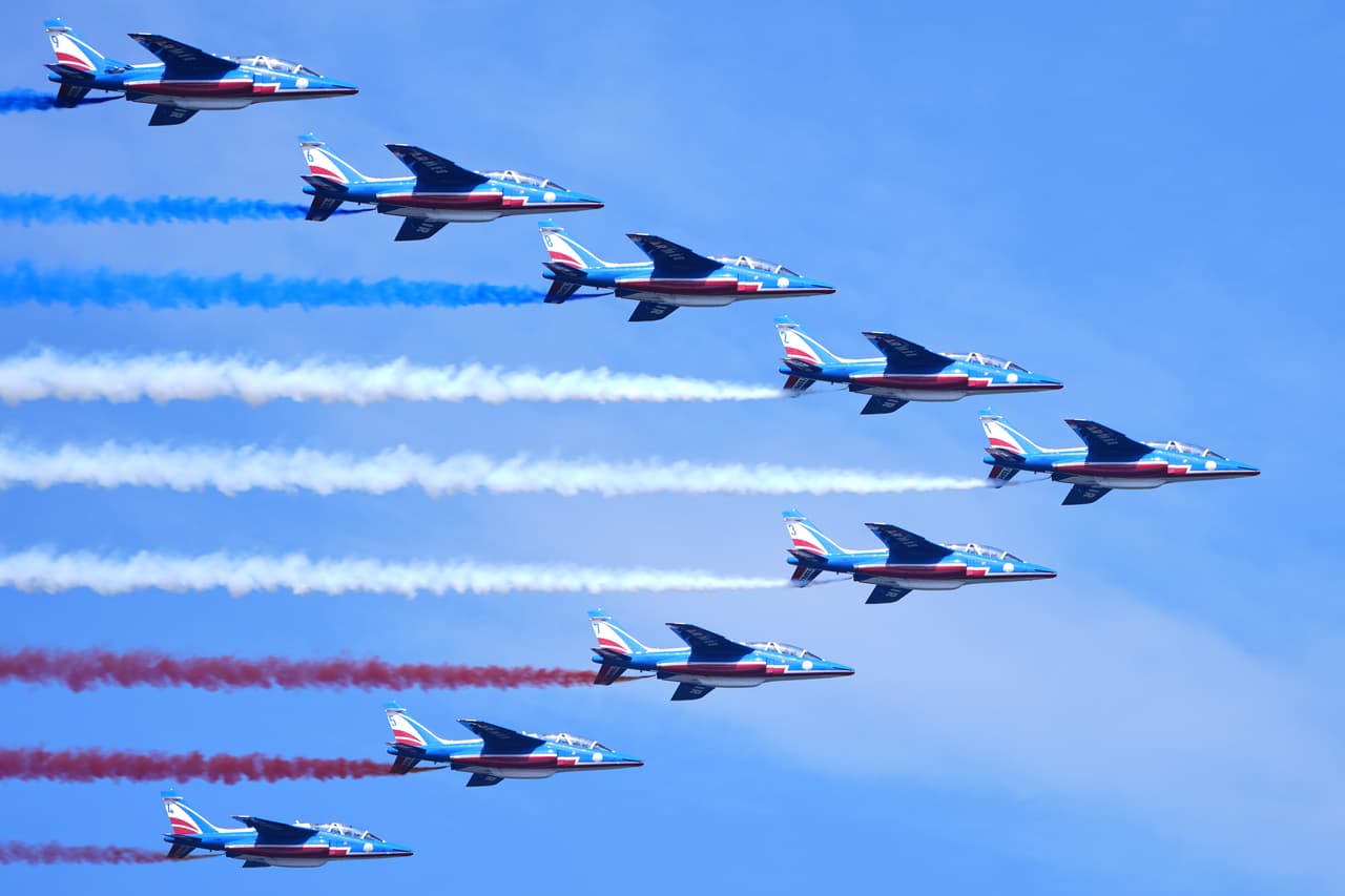 El escuadrón acrobático de la Fuerza Aérea Francesa, Patrouille de France, realiza un sobrevuelo durante la Revista Aérea Internacional, el sábado 4 de julio de 2026, en Nueva York.