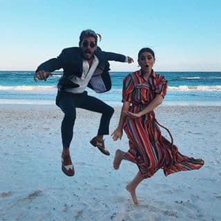 Con esta felicidad llegaron a Tulum, en febrero del 2018, para celebrar la boda de 
<b>Mau Montaner</b>, hermano menor de Ricky, con quien ahora está nominado 
<a href="https://www.univision.com/temas/premios-juventud">a tres PJ. </a>