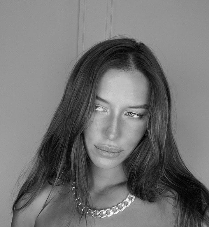 En la cuenta de Instagram de la modelo no hay rastros del actor, pero el pasado jueves 27 publicó una foto que para algunos resultó enigmática. 
<br>