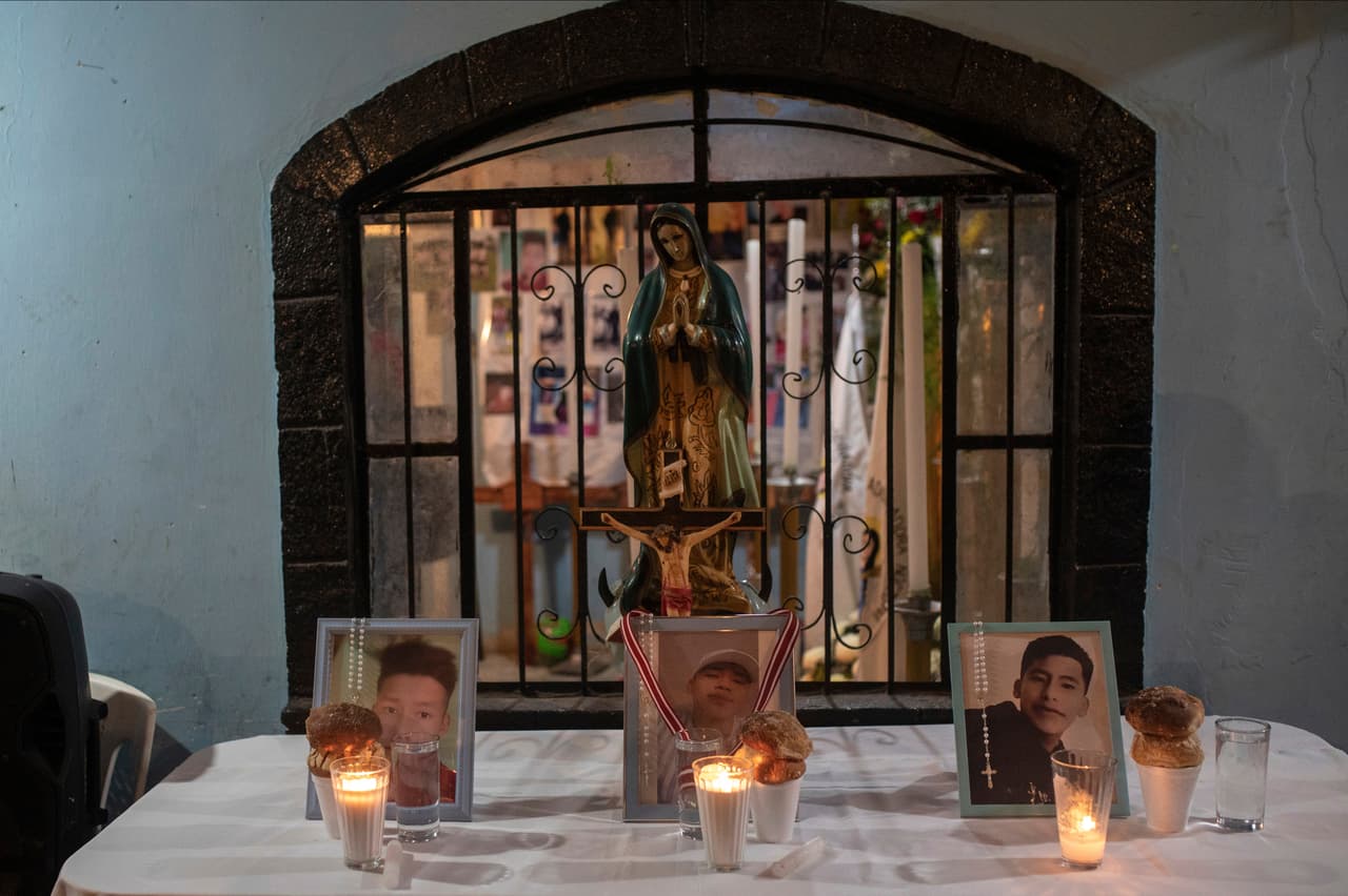 Fotografías de los migrantes fallecidos Jair Valencia (izquierda), Misael Olivares (centro) y Yovani Valencia, expuestas en un altar en su casa en San Marcos Atexquilapan, en el estado de Veracruz, México, el 13 de julio de 2022.