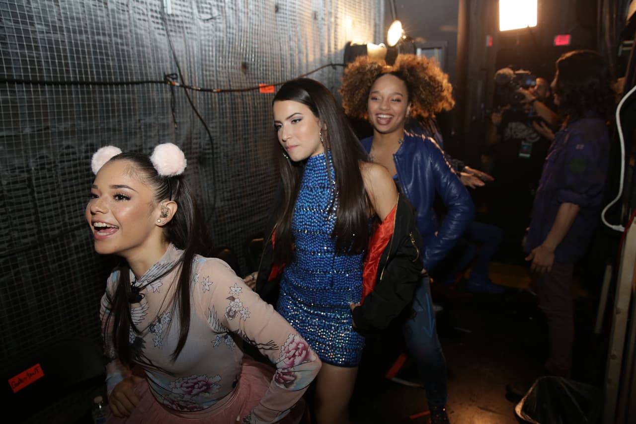 Bailando, así se divierten las chicas en backstage.