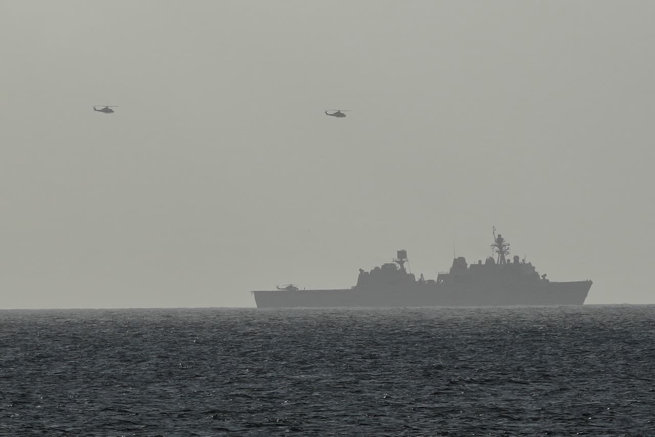 Un barco estadounidense en la costa de La Guaira.