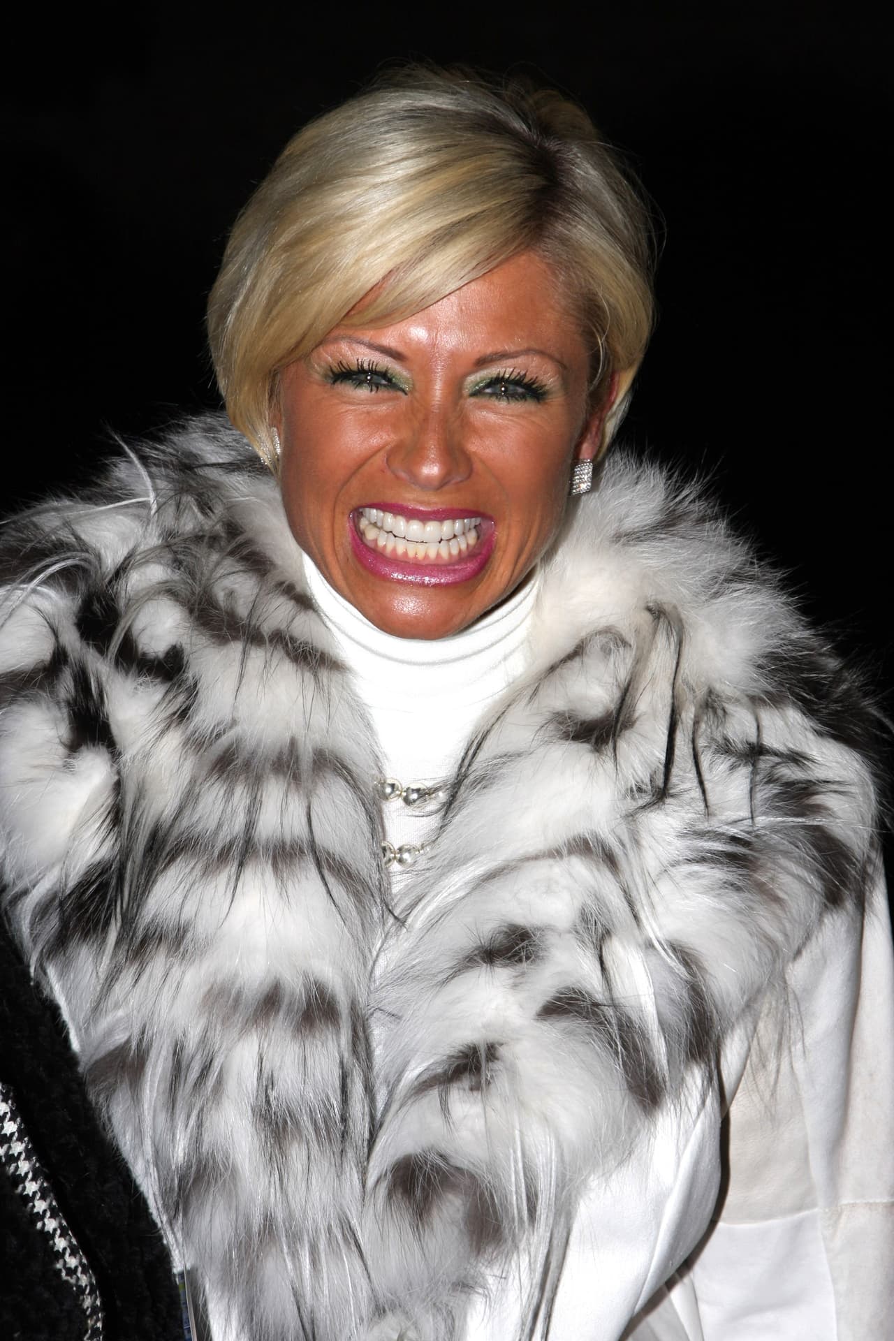 El escándalo se desató cuando una revista publicó fotografías de Carrillo y Collado besándose. Calderón por fin habló de su separación del abogado en noviembre de 2007 y aseguró que su ex la había dejado sin siquiera decir adiós.