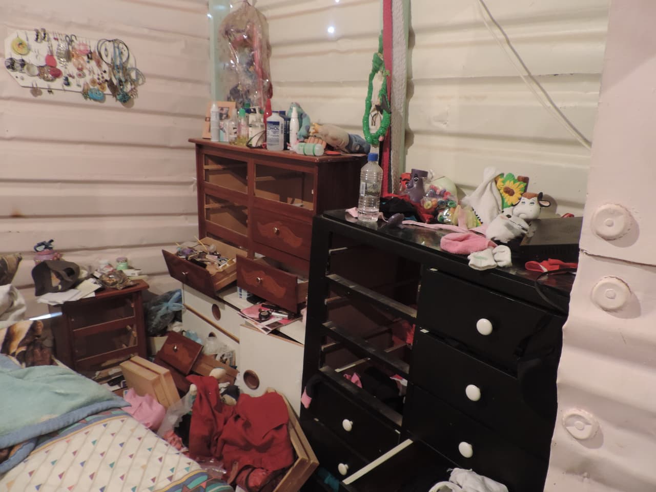 El 25 de septiembre de 2015, los agentes de seguridad ejecutaron redadas en el barrio Cota 905 de Caracas y causaron destrozos en decenas de viviendas.