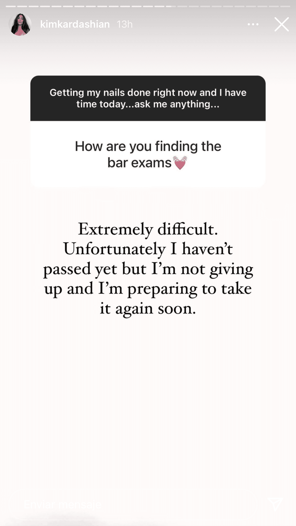 <b><a href="https://www.univision.com/famosos/kim-kardashian-no-se-ha-graduado-de-abogada-y-ya-tiene-trabajo-famoso-jurista-le-ofrece-un-puesto-en-su-firma-fotos" target="_blank">"Extremadamente difícil"</a></b>, contestó, "desafortunadamente no lo pasé, pero no me voy a rendir. Me estoy preparando para tomarlo de nuevo muy pronto". 
<br>