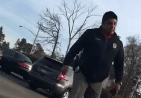 Le gritó que lo arrestaba por ser blanco. Y el video se volvió viral