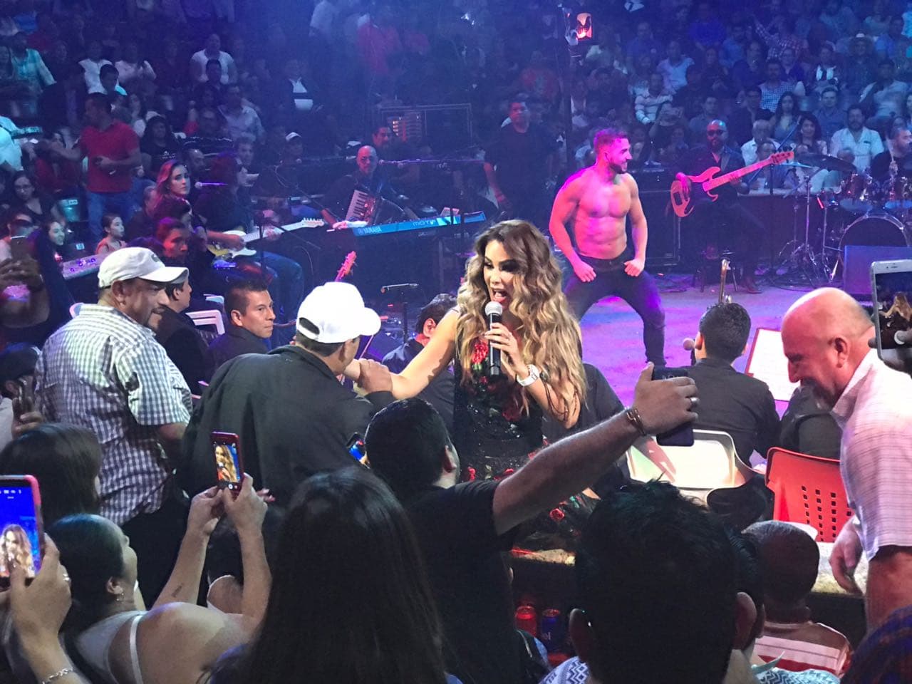 También se dio tiempo para interactuar con el público mientras unos fornidos bailarines acaparaban las miradas de las damas. Ninel está decidida a ganarse el título del 'Bombón de la banda'.