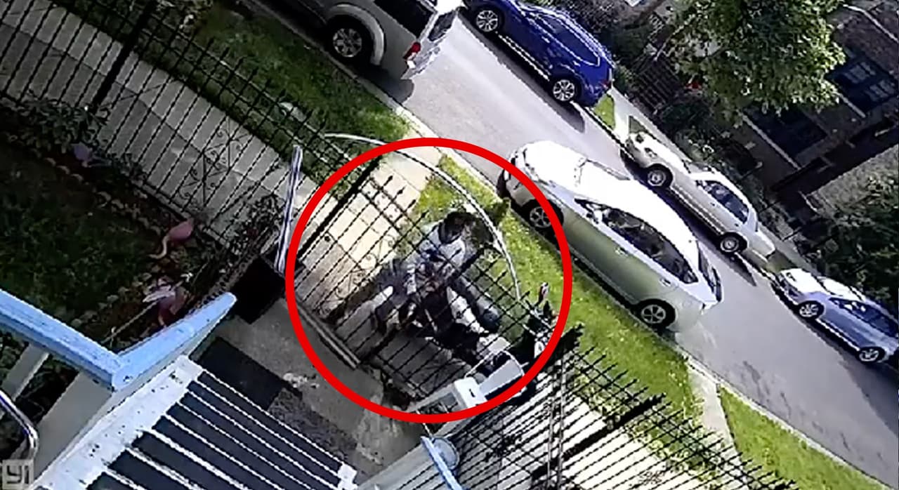 Video capta a sujeto robar paquete en Hermosa, Chicago; Sospechoso ha sido visto varias veces