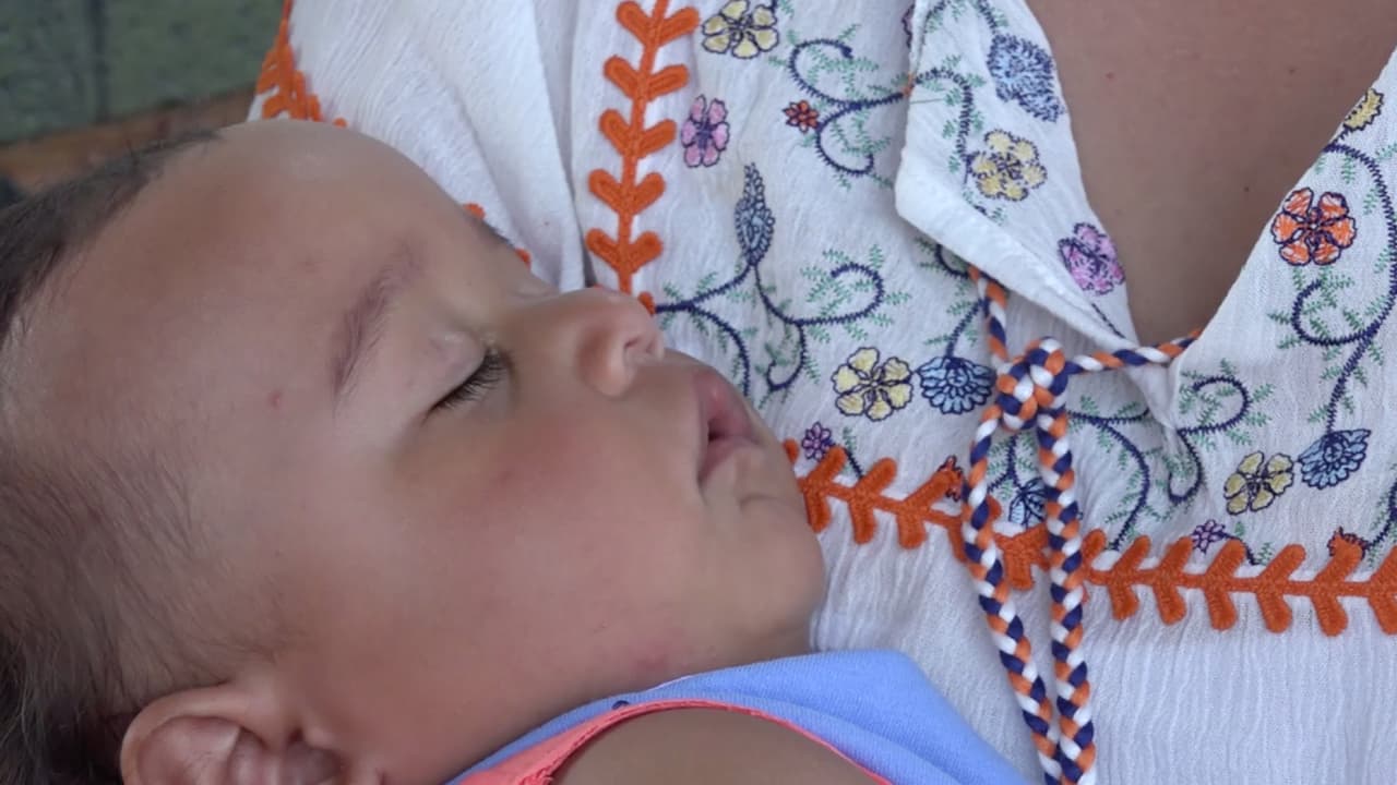 "Una madre tiene derecho a amamantar a su bebé o extraer leche materna en cualquier lugar donde la presencia de la madre esté autorizada", se lee en la ley firmada por el gobernador de Texas.