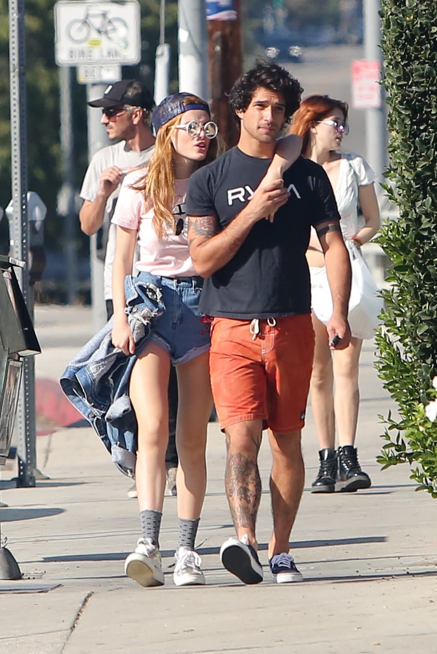 Tyler le sostenía la mano a Bella, mientras recorrían las calles de Studio City.