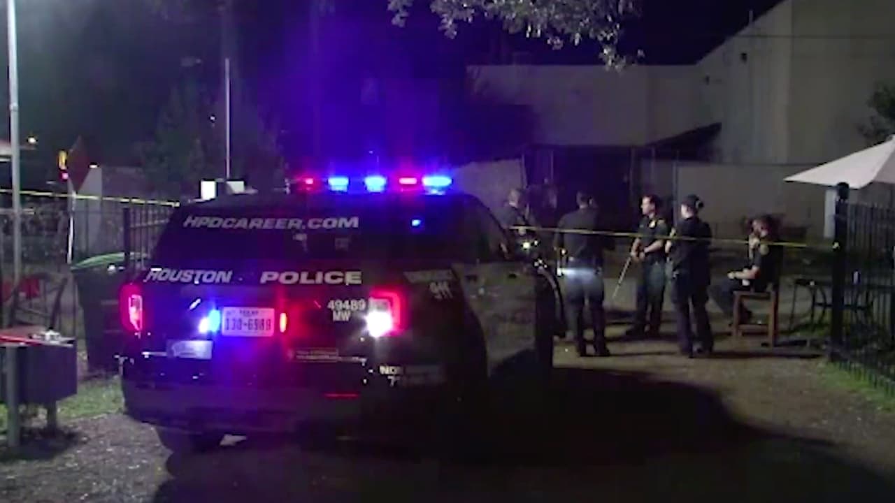 El sospechoso de provocar sus muertes fue identificado como Ahmedal Modawi, de 17 años, enfrenta tres cargos por homicidio y uno por asalto, se recupera de las heridas y está bajo la custodia de las autoridades.