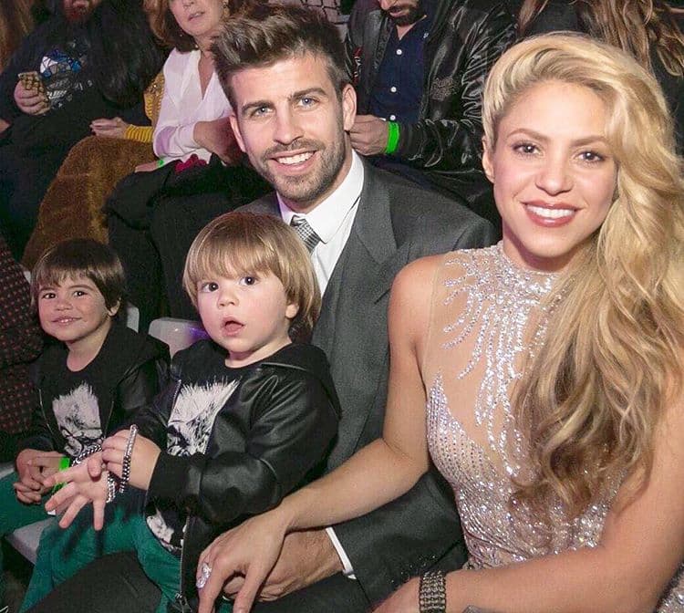 Aunque Shakira tenga que ir a trabajar, no pierde la oportunidad de llevar a toda su familia. ¡Es la familia más unida del espectáculo!
