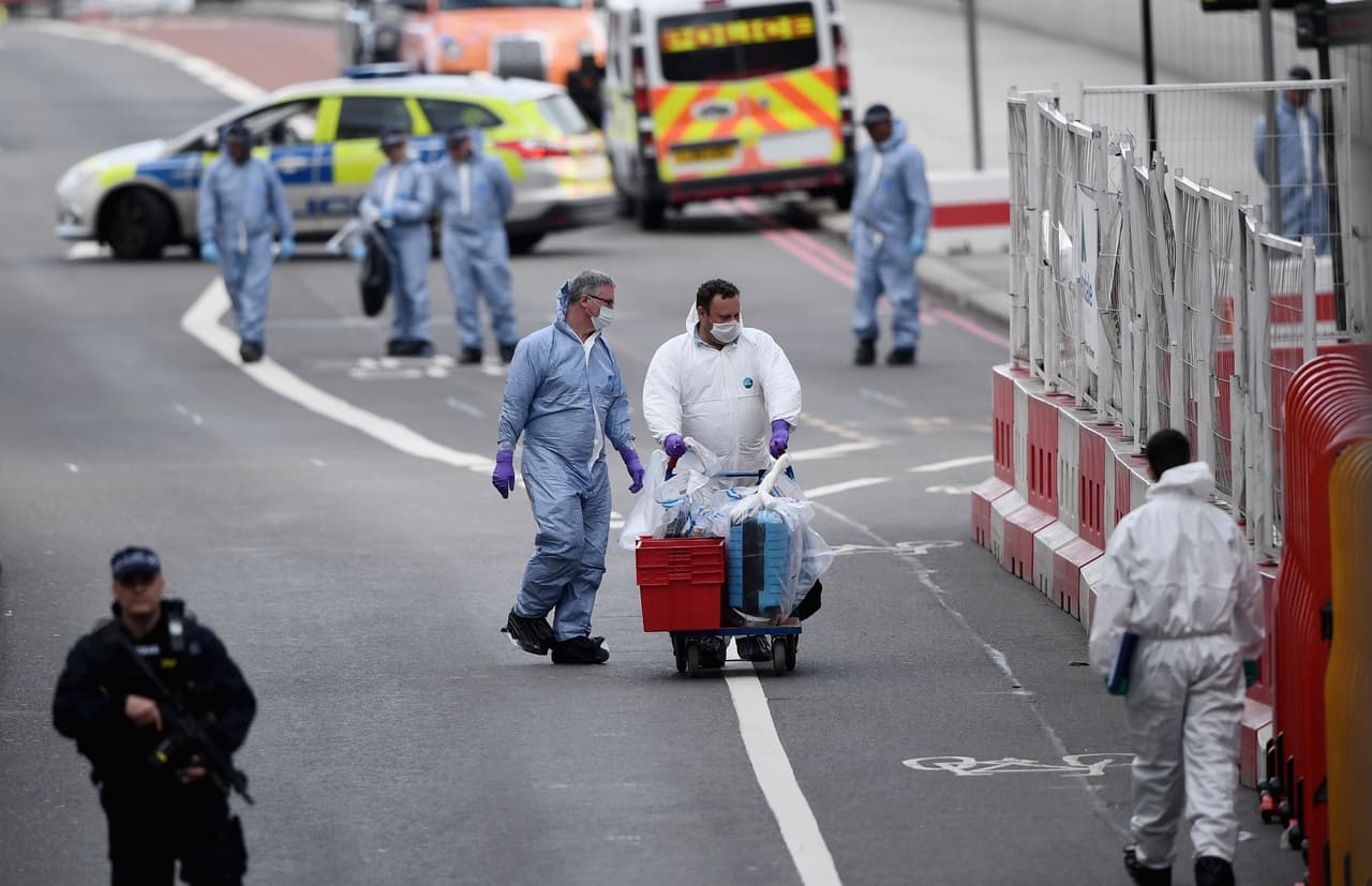 <b>Londres, Reino Unido (3 de junio 2017). </b>Una van embistió deliberadamente a toda velocidad a transeúntes en el Puente de Londres. Los ocupantes bajaron del vehículo y apuñalaron a varias personas en el cercano Mercado de Borough. Siete personas murieron y 48 resultaron heridas. Los tres atacantes fueron abatidos por la policía. El autodenominado grupo extremista Estado Islámico reclamó la autoría.