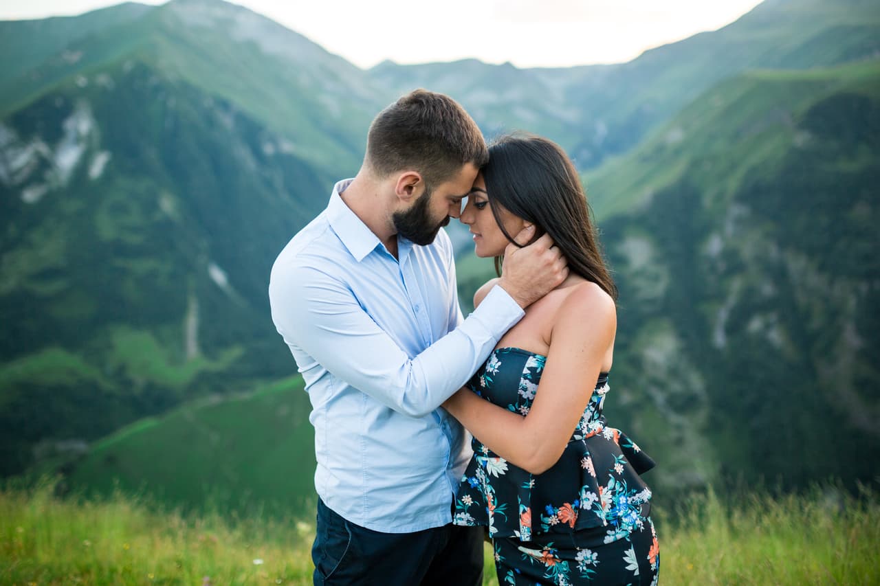 No hay nada humillante en reconocer las propias faltas, las debilidades y los desaciertos. Con esa actitud, nada arrogante ni prepotente, sino responsable, conciliadora y sin pretensiones acude a quien se alejó de tu lado y juntos escápense a un sitio natural, romántico, junto a un lago, un río, el mar, un lugar donde estén en contacto con la naturaleza y los únicos seres humanos sean ustedes dos.