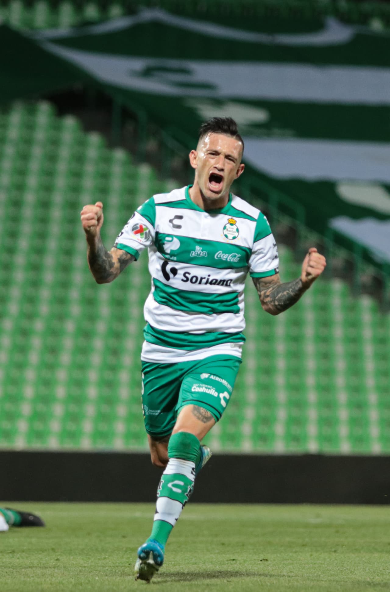 Brian Lozano marcó la diferencia para los Guerreros y de fondo se aprecia la playera del equipo.