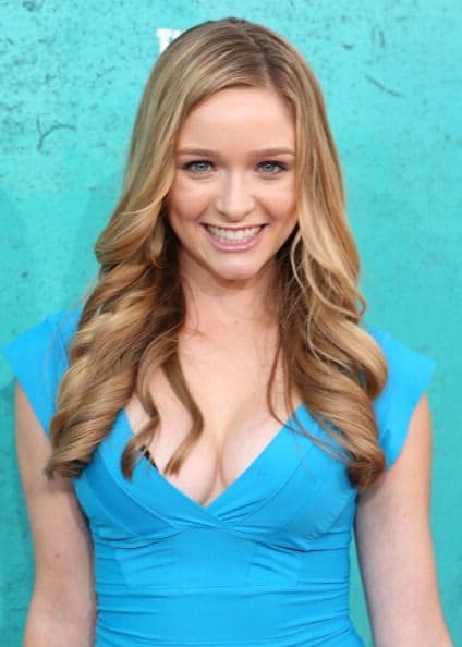 ¿Creen que Greer Grammer lució más sus curvas con ayuda de este clásico escotazo?