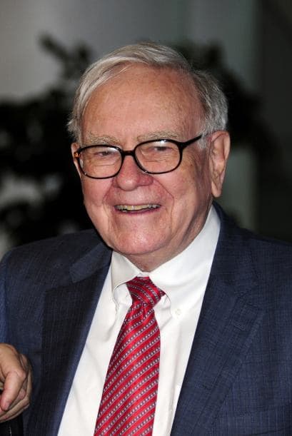 WARREN BUFFETT- El patrimonio total de Buffett supera los $50 mil millones, cantidad que a sus 81 años es como si hubiera recaudado $69,736 por cada hora vivida.