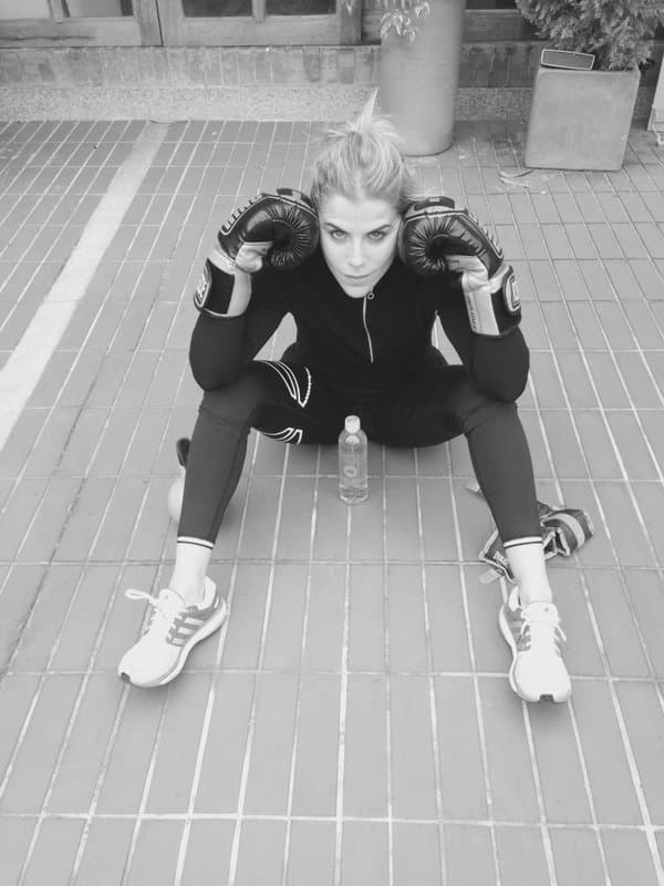 Confiesa que la sinceridad es una de sus cualidades que le causa problemas, pues es muy directa y no a toda la gente le gusta.