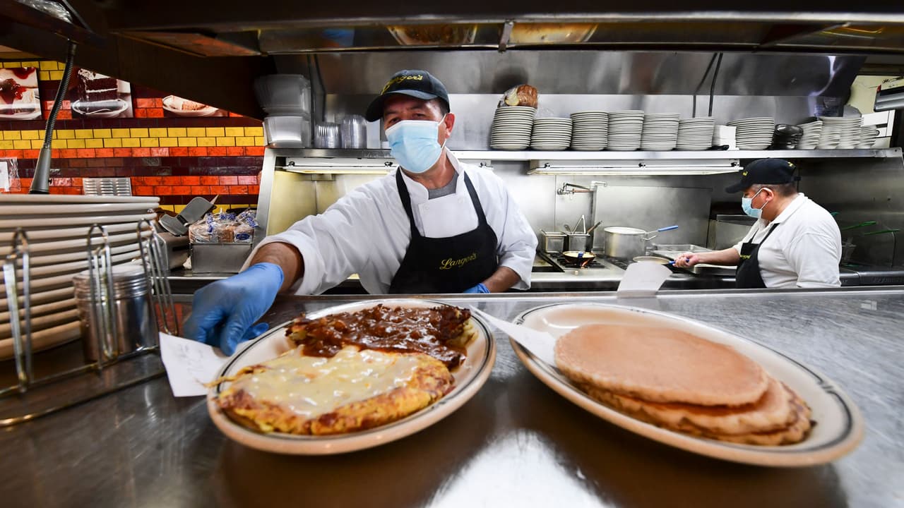 La industria de los restaurantes fue una de las que sufrió mayores pérdidas. Más de 110 mil restaurantes colapsaron en el 2020 y, según la Asociación Nacional de Restaurantes, se declararon 240 mil millones en pérdidas por ventas en esta industria a nivel nacional.