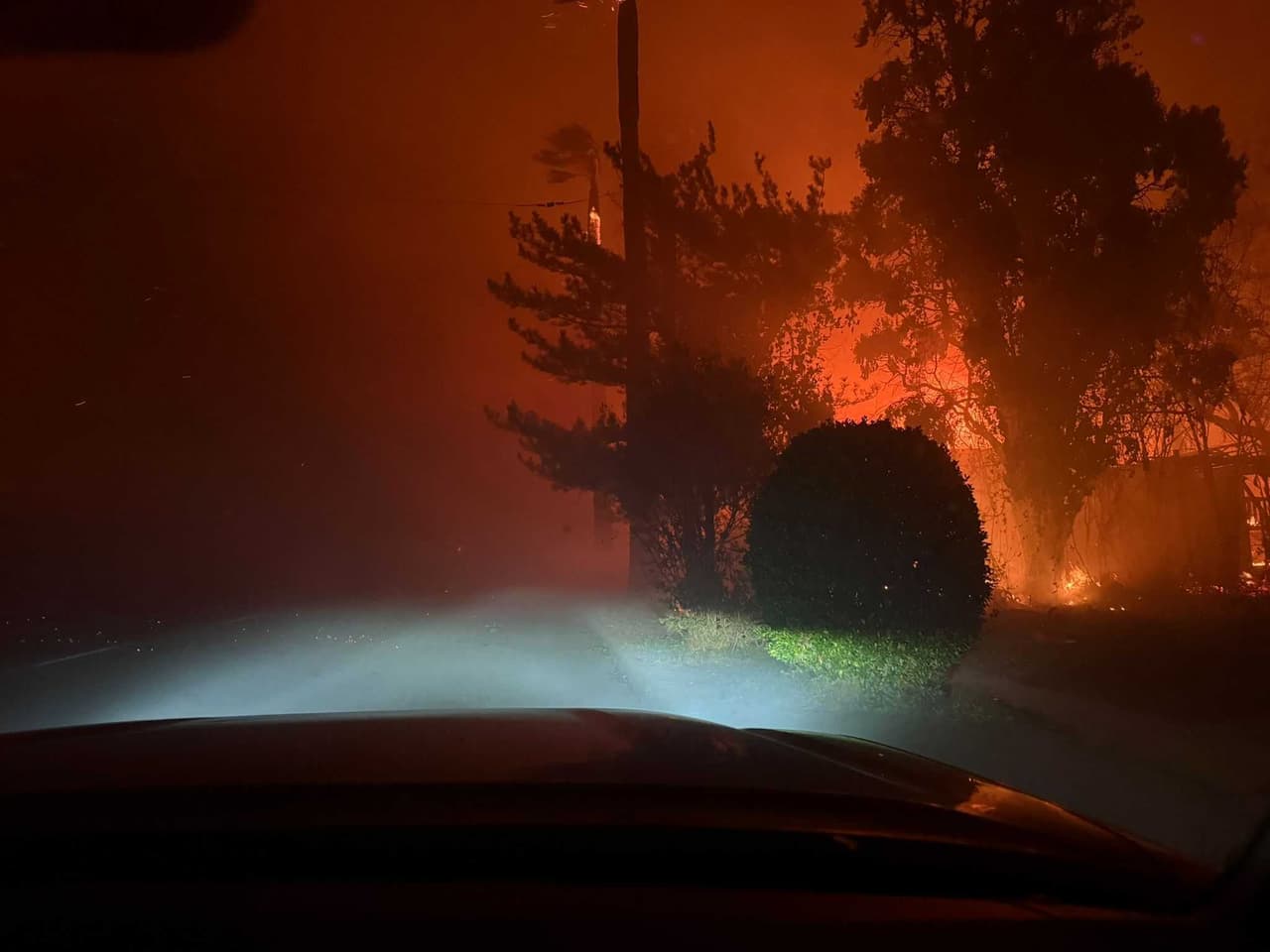 Puga contó a Univision cómo el inusual incendio 
<b>se fue propagando durante la noche hasta alcanzar su casa</b> y las de su sus vecinos.
<br>