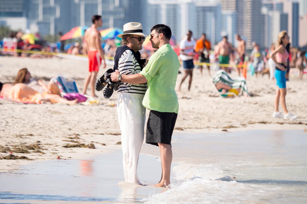 Para la grabación, se limitó el acceso a una zona de la playa en Miami, de manera que Edgar Ramírez y Ricky Martin pudieran estar cómodos.
