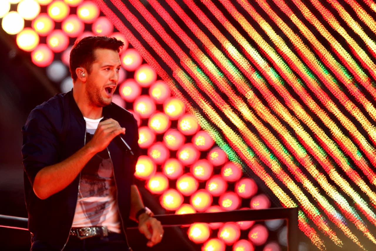 El estelar cantante de música country, Luke Bryan, realizó un gran espectáculo de medio tiempo en el juego de Thanksgiving entre los Cowboys y los Panthers, aquí las mejores imágenes.