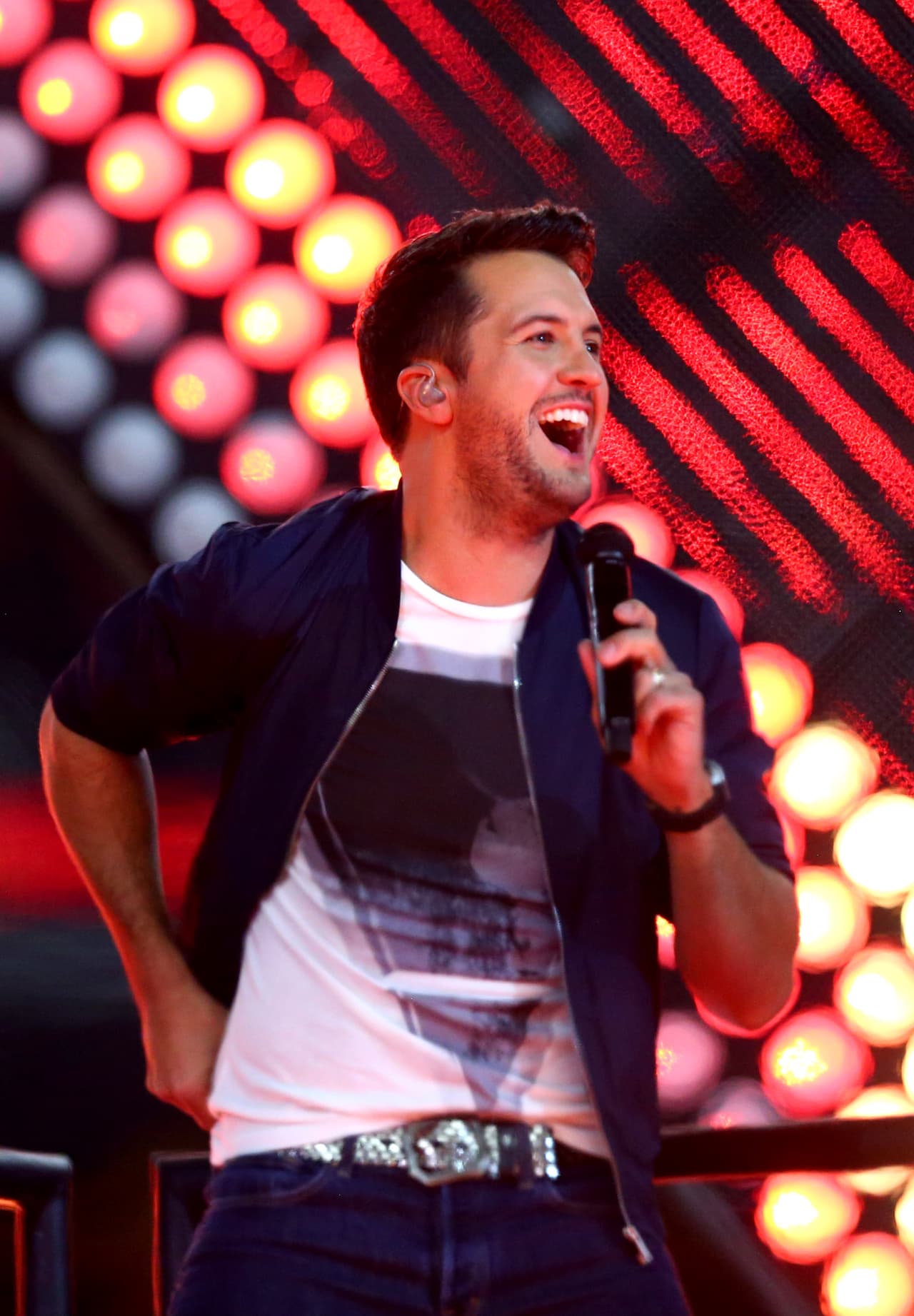 El estelar cantante de música country, Luke Bryan, realizó un gran espectáculo de medio tiempo en el juego de Thanksgiving entre los Cowboys y los Panthers, aquí las mejores imágenes.