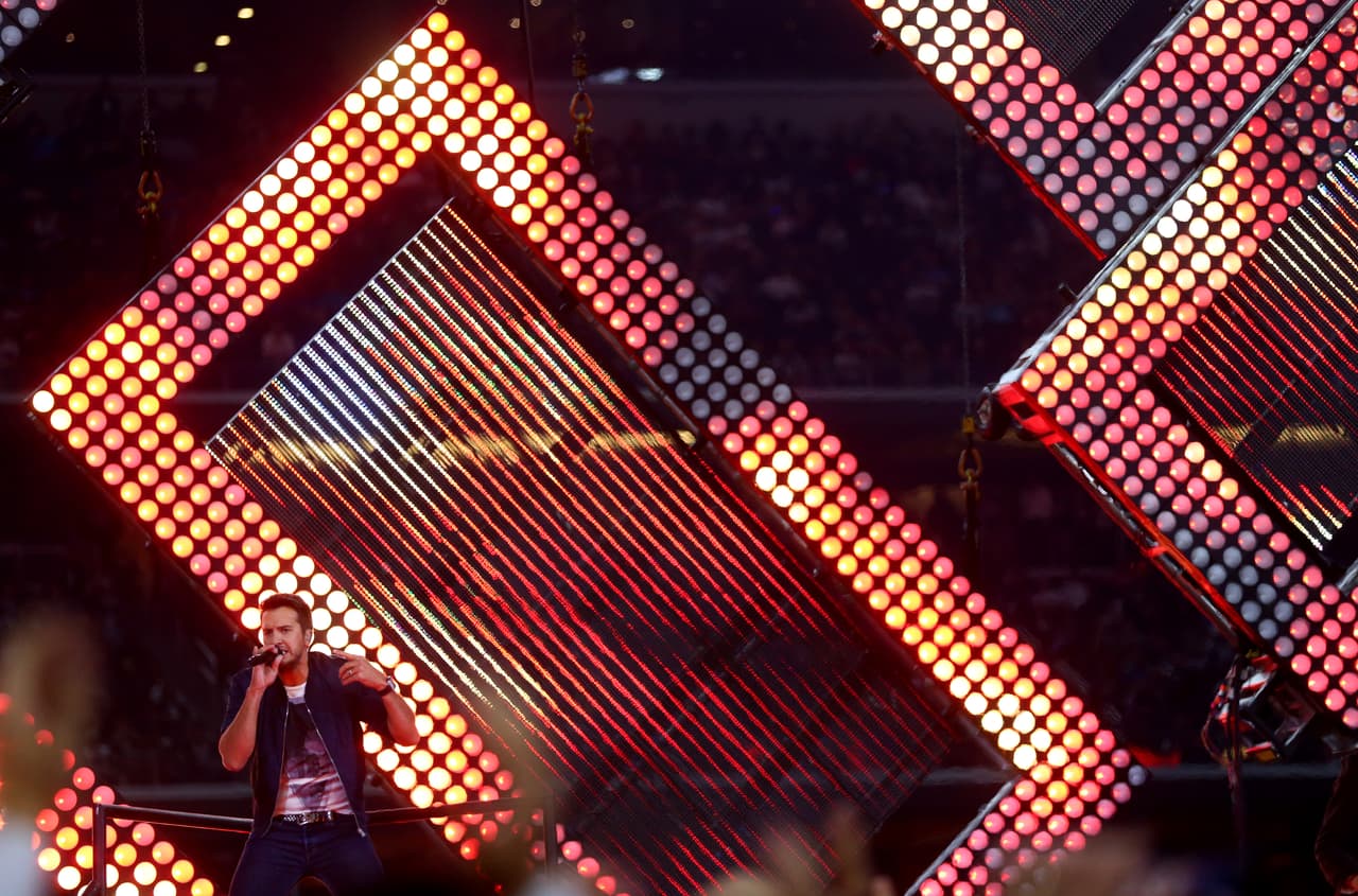 El estelar cantante de música country, Luke Bryan, realizó un gran espectáculo de medio tiempo en el juego de Thanksgiving entre los Cowboys y los Panthers, aquí las mejores imágenes.