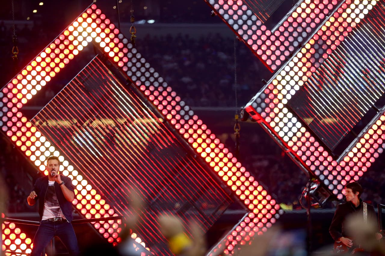 El estelar cantante de música country, Luke Bryan, realizó un gran espectáculo de medio tiempo en el juego de Thanksgiving entre los Cowboys y los Panthers, aquí las mejores imágenes.