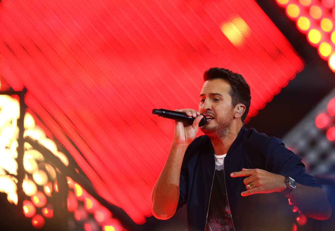 El estelar cantante de música country, Luke Bryan, realizó un gran espectáculo de medio tiempo en el juego de Thanksgiving entre los Cowboys y los Panthers, aquí las mejores imágenes.