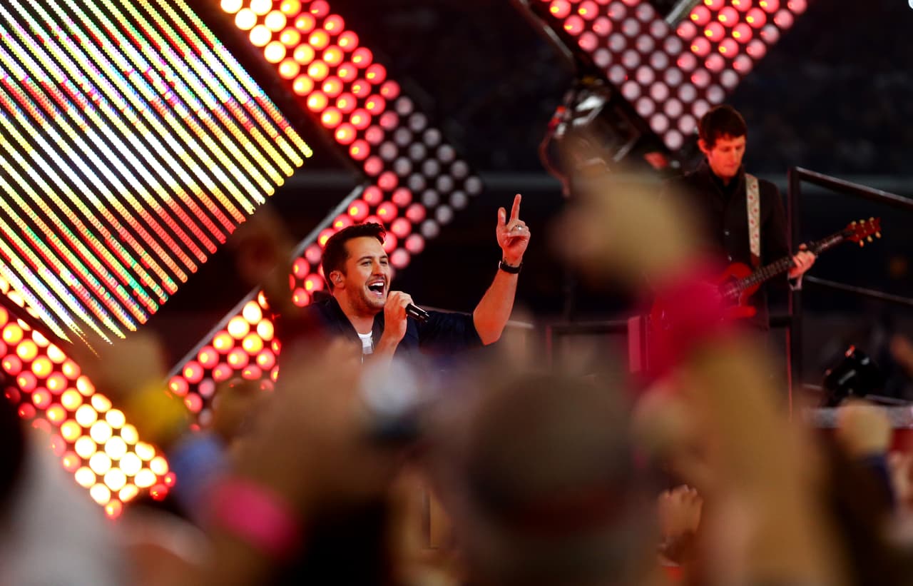 El estelar cantante de música country, Luke Bryan, realizó un gran espectáculo de medio tiempo en el juego de Thanksgiving entre los Cowboys y los Panthers, aquí las mejores imágenes.