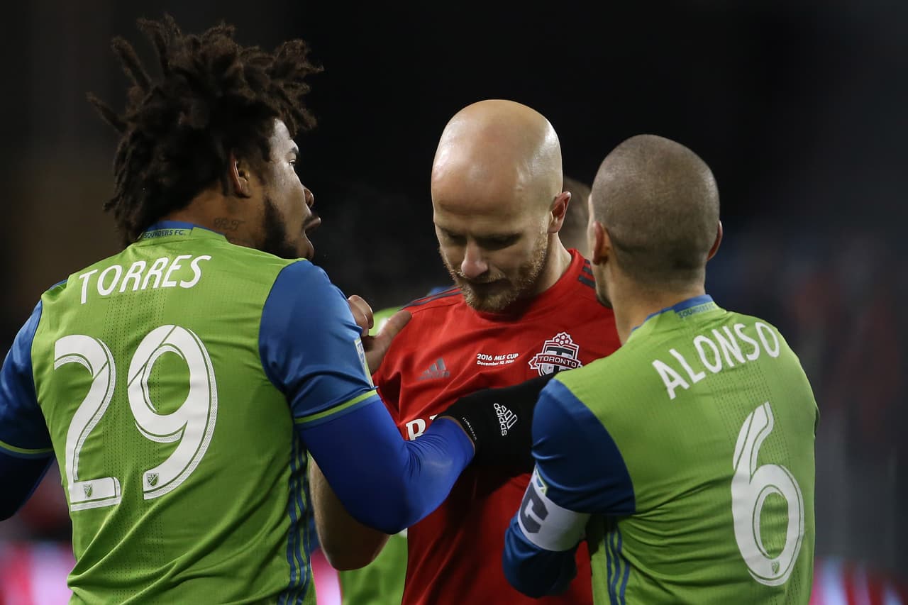 Torres y Osvaldo Alonso consuelan a Michael Bradley.
