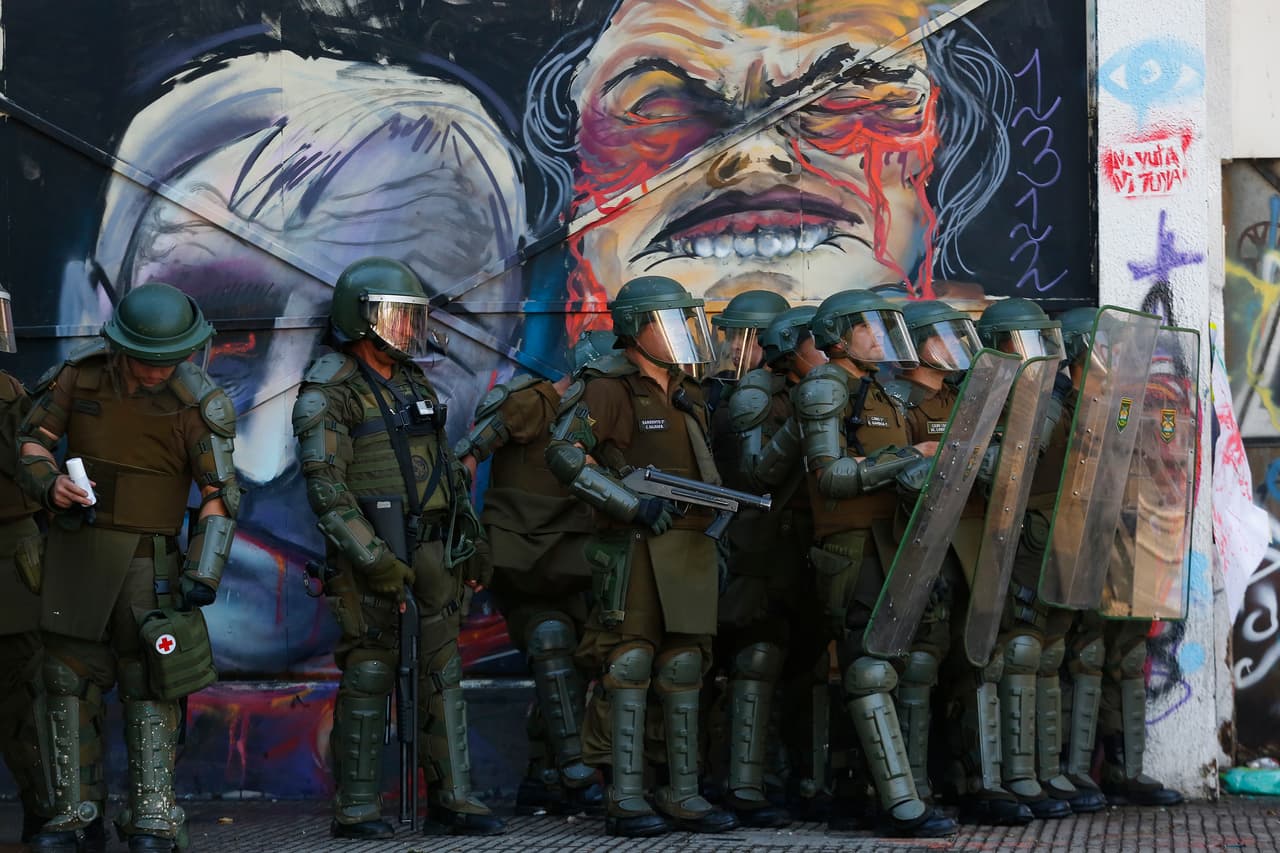 "
<b><a href="https://www.univision.com/noticias/america-latina/estamos-en-guerra-dice-pinera-tras-las-violentas-protestas-que-dejaron-11-muertos-en-chile" target="_blank">Estamos en guerra contra un enemigo poderoso</a></b>, implacable, que no respeta a nada ni a nadie y que está dispuesto a usar la violencia y la delincuencia sin ningún límite", dijo el presidente Piñera desde el edificio sede de las Fuerzas Armadas al anunciar la medida. Fue días después del inicio de las protestas desencadenadas por el aumento del precio del transporte público.