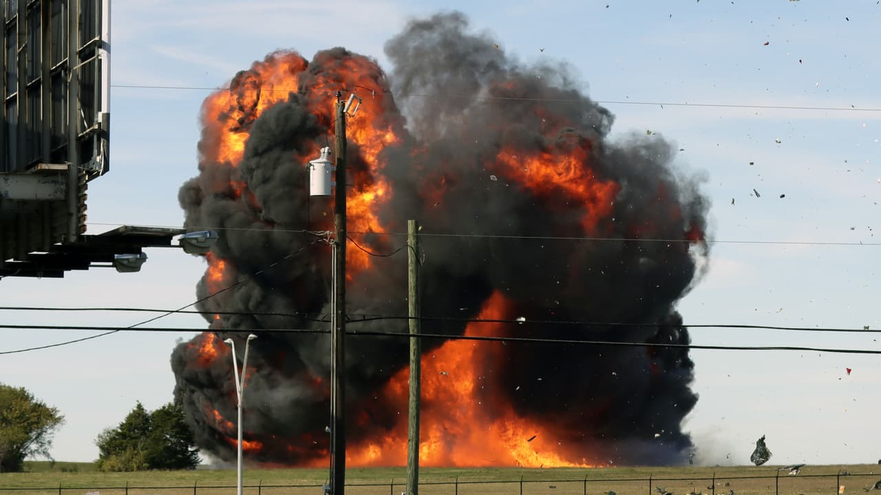 <a href="https://www.univision.com/local/dallas-kuvn/estrellamiento-aviones-historicos-espectaculo-aereo-aeropuerto-ejecutivo-de-dallas" target="_blank">Al menos seis personas murieron durante una exhibición aérea en Dallas, Texas, cuando dos aviones históricos se estrellaron en el aire. </a>