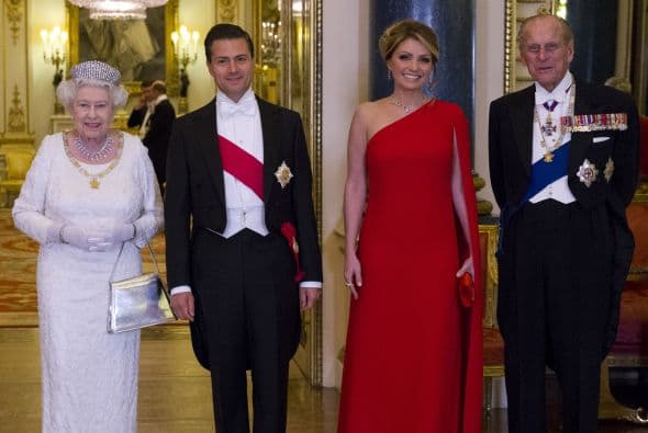 Angie lució sus mejores galas para un evento tan importante. Optó por un vestido con un solo hombro y media capa, en color rojo pasión, ¡qué atrevida!