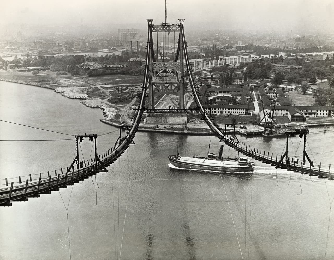 <b>El puente Triborough</b>.
<br>
<br>Este fue uno de los principales proyectos que ayudó a financiar la Administración de Obras Públicas, un puente que conecta Manhattan, Queens y The Bronx, en Nueva York.
<br>
<br>Conocido ahora como puente Robert F. Kennedy, fue inaugurado en 1936. “La gente está demandando que gobiernos actualizados sustituyan a los antiguos, y exigen puentes como el Triborough en lugar de los antiguos ferris’, dijo Roosevelt durante la ceremonia de inauguración de la obra.
<br>