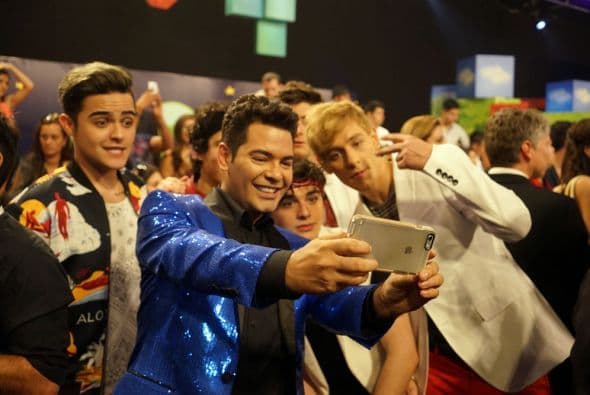 Nos encantan los selfies. We can't get enough of them! Y si no, pregúntenle a los que desfilaron la alfombra de Premios Juventud.
