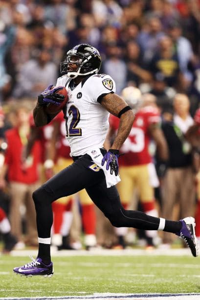 La gran fiesta deportiva del año en Estados Unidos, el Super Bowl de la Liga Nacional de Fútbol Americano (NFL), en su cuadragésima séptima edición, ya forma parte de la historia con los Ravens de Baltimore como nuevos campeones al vencer por 34-31 a los 49ers de San Francisco. Los pronósticos se cumplieron, los Ravens llegaron al Mercedes-Benz Super Dome de Nueva Orleans con el mejor mariscal de campo del momento, Joe Flacco, y la mejor defensa de la NFL, ambos factores se hicieron presentes en los momentos decisivos que hicieron posible el triunfo y el conseguir el segundo trofeo Vince Lombardi en la historia de la franquicia de Baltimore. Flacco, de 28 años, fue el líder perfecto en la primera parte al conseguir tres pases de anotación, que lo dejaron como el sexto mariscal que lo consigue en la historia del Super Bowl y una ventaja parcial de 21-6 al descanso que sería decisiva. El safety Ed Reed, nativo de New Orleans, empataría la mejor marca de la fase final de la NFL con nueve robos aéreos, mientras que Kaepernick quedaría con la mancha de la interceptación que sufrió. Antes que se diese el ya histórico apagón, el primero en un Super Bowl, el receptor abierto Jacoby Jones también quiso entrar en los libros de las marcas al conseguir nada más comenzar el tercer periodo al regresar 108 yardas de "touchdown" una devolución de balón, la mejor de todos los tiempos. Kaepernick y los 49ers vivieron los momentos estelares del partido al conseguir 23 puntos en menos de 13 minutos, 17 fueron consecutivos. Lewis, no brilló como en el primer Super Bowl del 2001 cuando ganó el premio de Jugador Más Valioso (MVP), que esta vez le fue con todos los honores a Flacco, al completar 22 de 33 pases para 287 yardas, sin interceptaciones, pero hizo seis derribos y cuatro fueron "placajes" solitarios. Suficientes para que los Ravens lograsen el segundo trofeo Vince Lombardi en su historia y Lewis pudiese cerrar con broche de oro su legado de 17 temporadas brillantes dentro de la competición de la NFL. Mientras que la revelación de la temporada Kaepernick confirmó que es un mariscal muy especial, lleno de energía, que corre como nadie, que tiene un dinamismo único, pero que todavía no pudo emular a los legendarios Montana y Young, que lo precedieron al frente de los 49ers en los cinco Super Bowls que disputaron y que consiguieron ganar. Los jugadores de los 49er, encabezados por el corredor Frank Gore insistieron que su equipo fue mejor como conjunto que los Ravens se aprovecharon de acciones aisladas. Pero el marcador final estableció que los ganadores fueron los Ravens, por eso dos hermanos, John y Jim Harbaugh, los primeros en la historia de la NFL que dirigieron a los equipos que disputaron un título de Super Bowl, al concluir el partido fueron al encuentro y se dieron un gran abrazo.