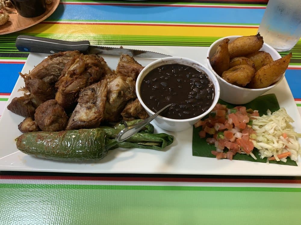 <b>Las Brasas </b>
<br>Dirección: 4001 Widewaters Pkwy. Knightdale, NC. 27545
<br>Teléfono: (919) 295-5016
<br>Sitio web: 
<a href="https://lasbrasasnc.com">https://lasbrasasnc.com</a> 
<br>
<b><a href="https://www.yelp.com/map/las-brasas-knightdale">Cómo llegar</a></b>
<br>
<br>Una usuaria de Yelp dijo: “No puedo decir suficientes cosas buenas sobre este lugar. Me encanta el ambiente de este lugar. La comida siempre es excelente y sus bebidas también”.