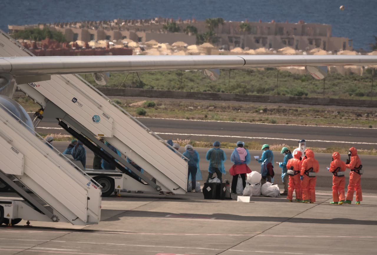 Pasajeros se ven junto a un avión del gobierno español tras desembarcar del crucero MV Hondius, afectado por hantavirus, en el aeropuerto de Tenerife, en las islas Canarias, España, el domingo 10 de mayo de 2026. (AP Foto/Arturo Rodriguez)